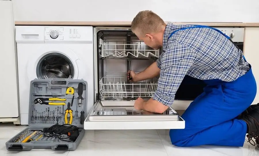 Etimesgut Dominox servisi teknisyen ekibi beyaz eşya tamiri yaparken